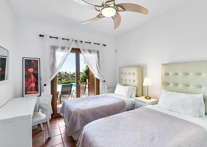 4 Bedroom Helidoni With Private Infinity Pool, Aphrodite Hills Villa *