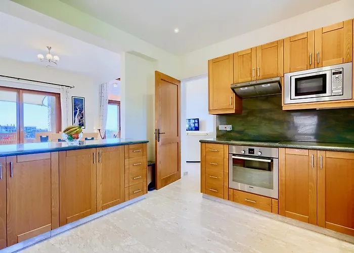 4 Bedroom Helidoni With Private Infinity Pool, Aphrodite Hills Villa Kouklia