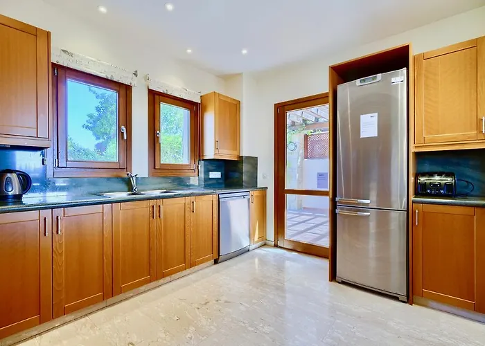 4 Bedroom Helidoni With Private Infinity Pool, Aphrodite Hills Villa