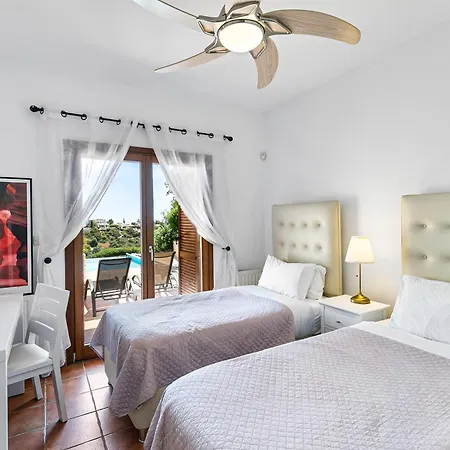 4 Bedroom Helidoni With Private Infinity Pool, Aphrodite Hills Villa *