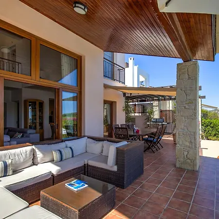 4 Bedroom Helidoni With Private Infinity Pool, Aphrodite Hills Villa Kouklia