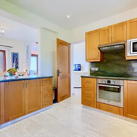 4 Bedroom Helidoni With Private Infinity Pool, Aphrodite Hills Villa Kouklia