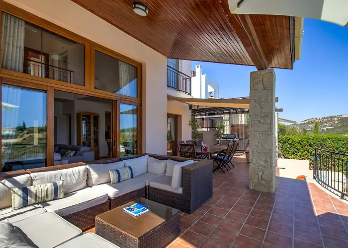 4 Bedroom Helidoni With Private Infinity Pool, Aphrodite Hills Villa Kouklia