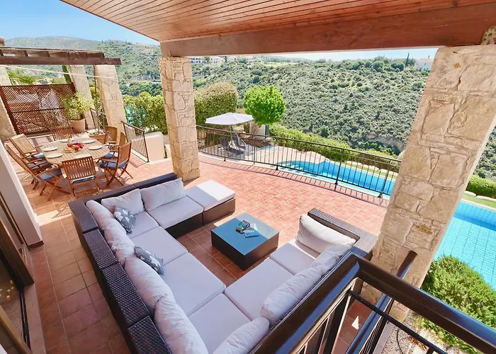 4 Bedroom Helidoni With Private Infinity Pool, Aphrodite Hills Vila *