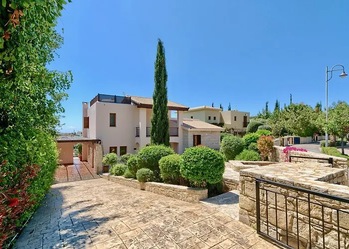 4 Bedroom Helidoni With Private Infinity Pool, Aphrodite Hills Kouklia