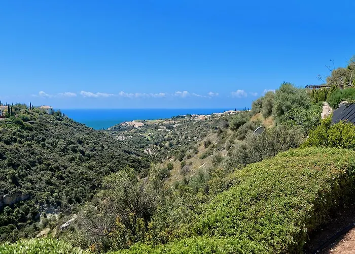 4 Bedroom Helidoni With Private Infinity Pool, Aphrodite Hills Vila Kouklia