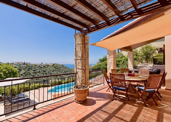 4 Bedroom Helidoni With Private Infinity Pool, Aphrodite Hills Vila *