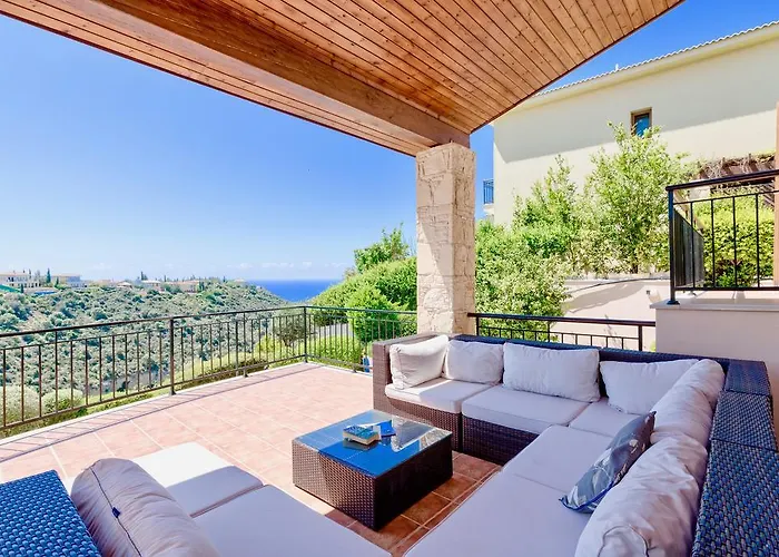 4 Bedroom Helidoni With Private Infinity Pool, Aphrodite Hills Vila *