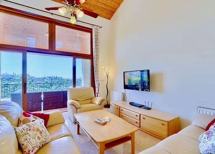 4 Bedroom Helidoni With Private Infinity Pool, Aphrodite Hills Vila *